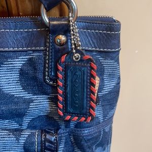 Gently used Coach purse in excellent condition!